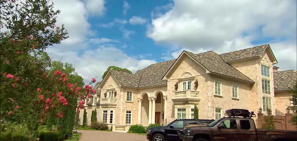 how much land do the duck dynasty robertsons own